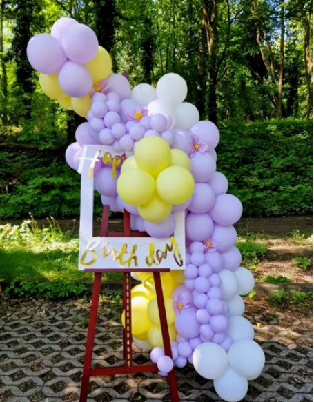 Staffelei mit XL-Polaroid Rahmen zum Herausnehmen mit fliederfarbenen und gelben Latexballons