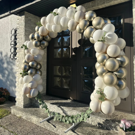 Traubogen aus Luftballons zur Hochzeit