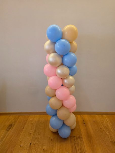 Ballon-Säule in Pastellfarben: Blau, Rosa, Beige und Gold.