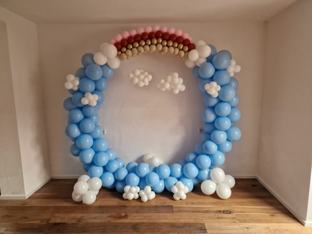 1.80m großer Rundbogen mit Regenbogen aus Luftballons und kleinen Luftballon-Wolken. 
