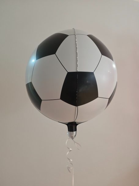 Luftballon in Form eines Fußballs mit schwarz-weißen Panels.