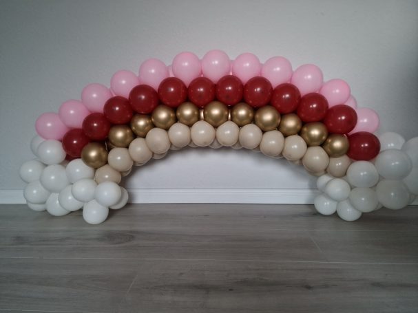 Regenbogen aus kleinen Luftballons