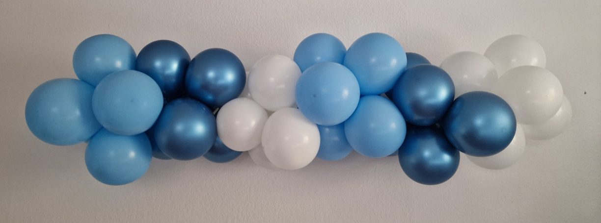 Girlande aus Latex-Luftballons in hellblau, metallic blau und weiß.