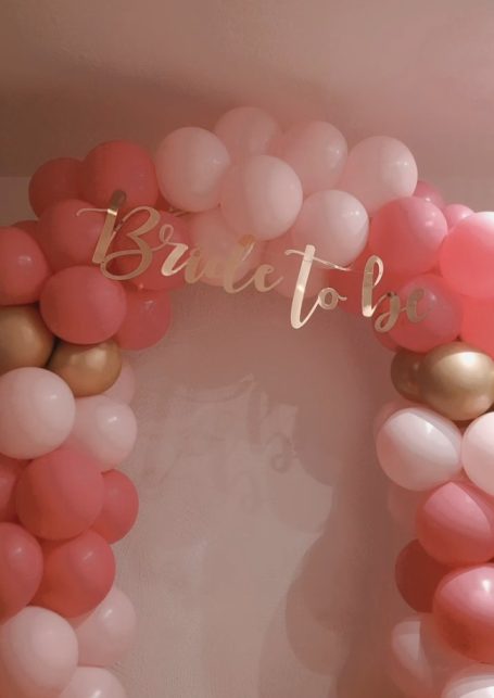 Schmaler Rundbogen, 1.80m hoch, mit rosa, pinken und goldenen Latex-Luftballons, 199€ 